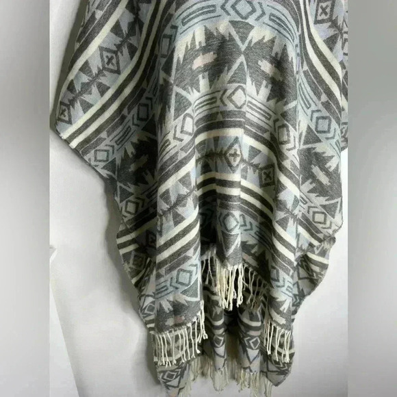 Free People Be The One Fringe Lightweight Aztec Print Poncho Size OS - Picture 3 of 6